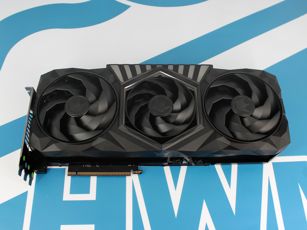 Drei axiale Lüfter sorgen für Frischluft.