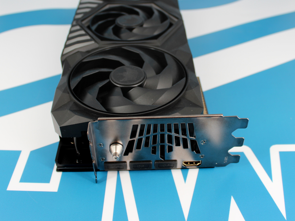 Anschlussvielfalt und Lüfter-Taste am Slot-Bracket.