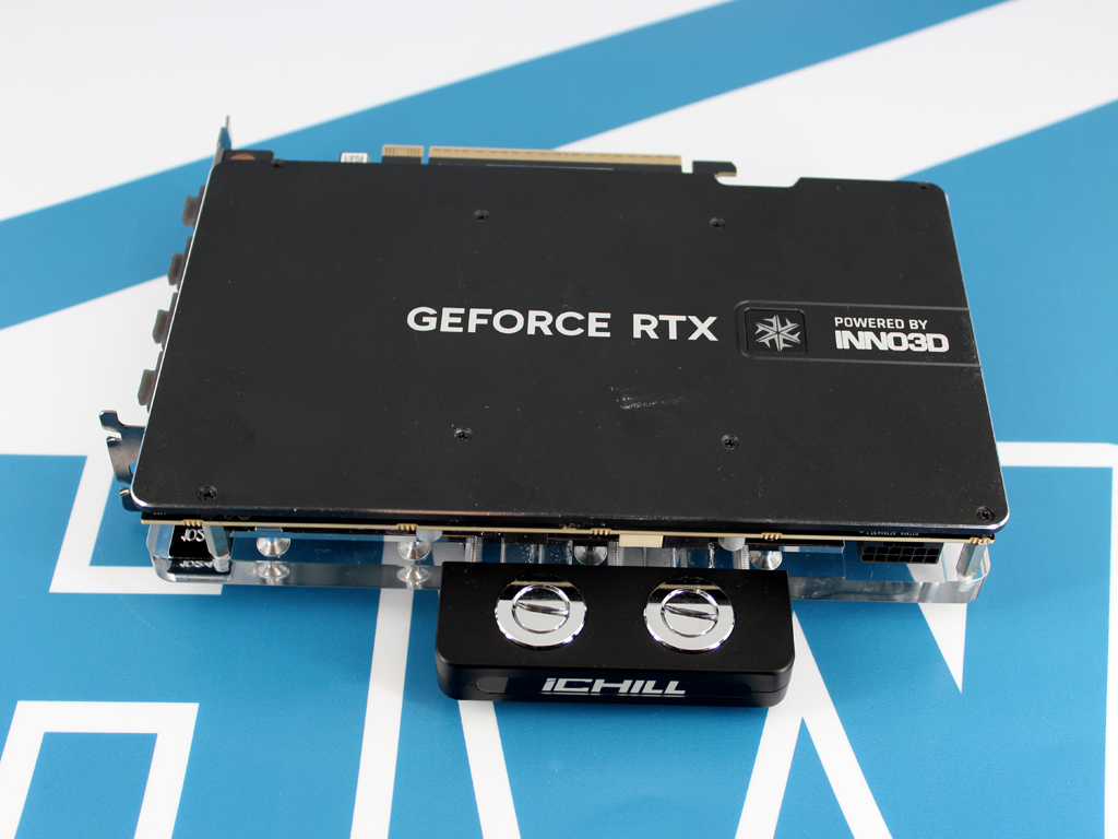 Eine große Backplate auf der Rückseite.