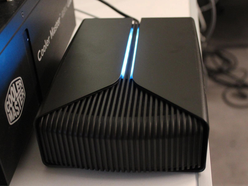 Auf der Oberseite befindet sich die RGB-Beleuchtung.