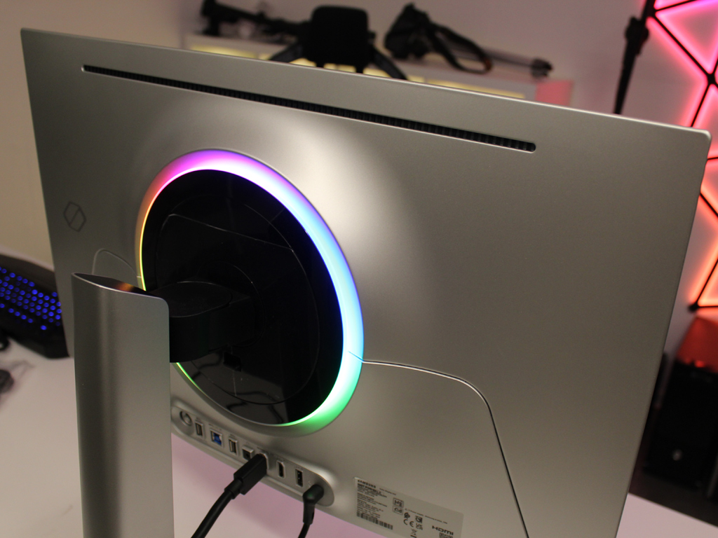 An der Rückseite befindet sich eine RGB-Beleuchtung.